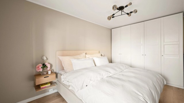 Det er rikelig med oppbevaringsplass i et romslig garderobeskap.