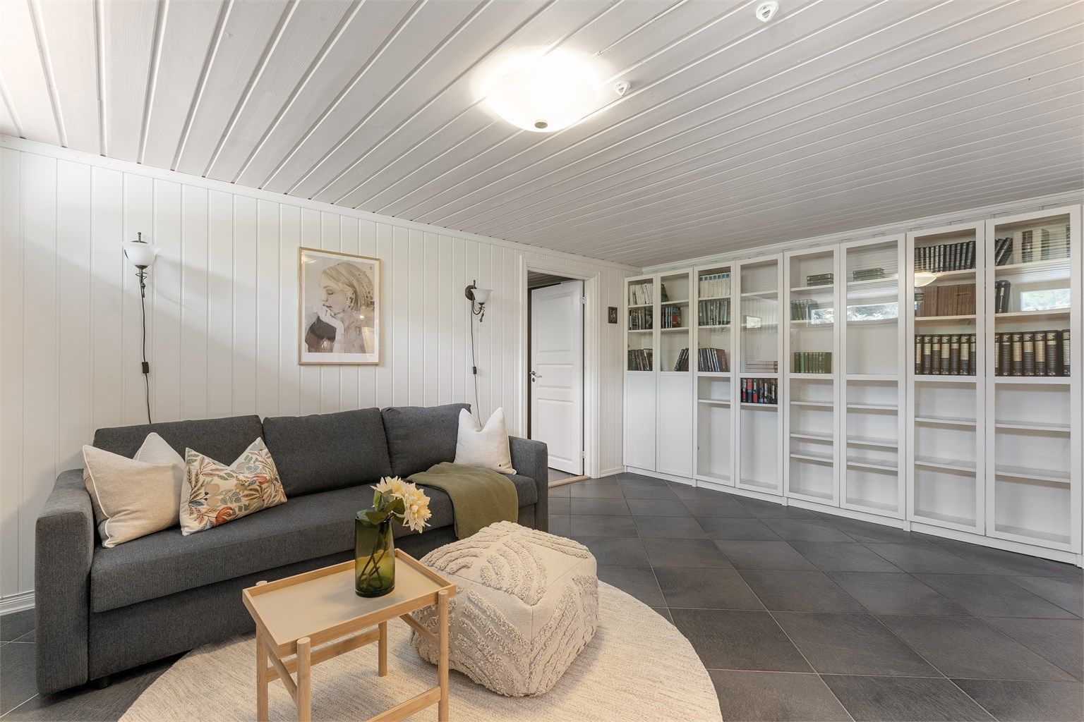 I kjelleren finner du en romslig kjellerstue med gulvvarme.