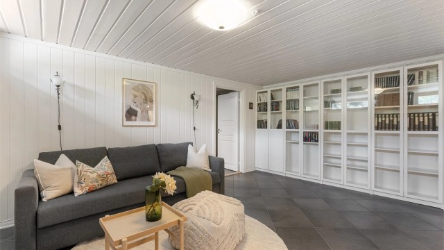 I kjelleren finner du en romslig kjellerstue med gulvvarme.