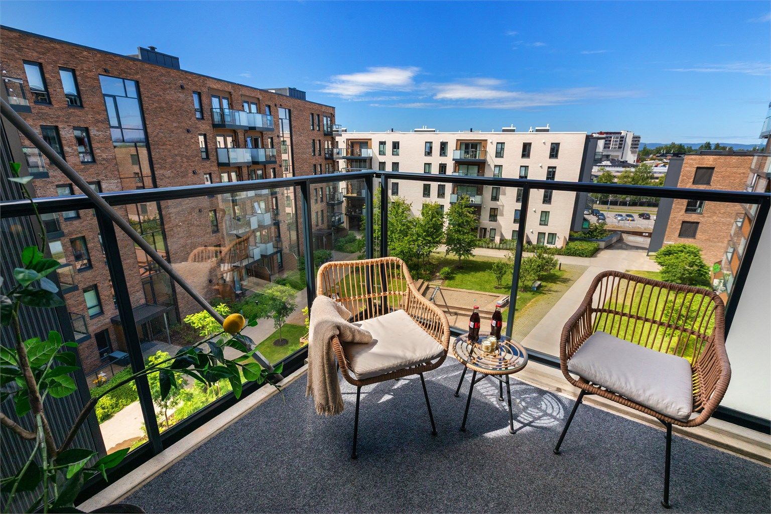 Fra stuen er det utgang til en overbygget balkong på 13 m².