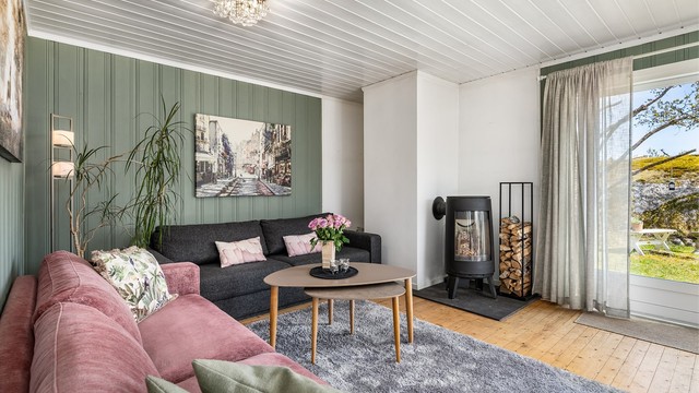 Orientert ut i rommet er vedovnen et stemningsfremmende følge til både sofakroken og spisebordet.