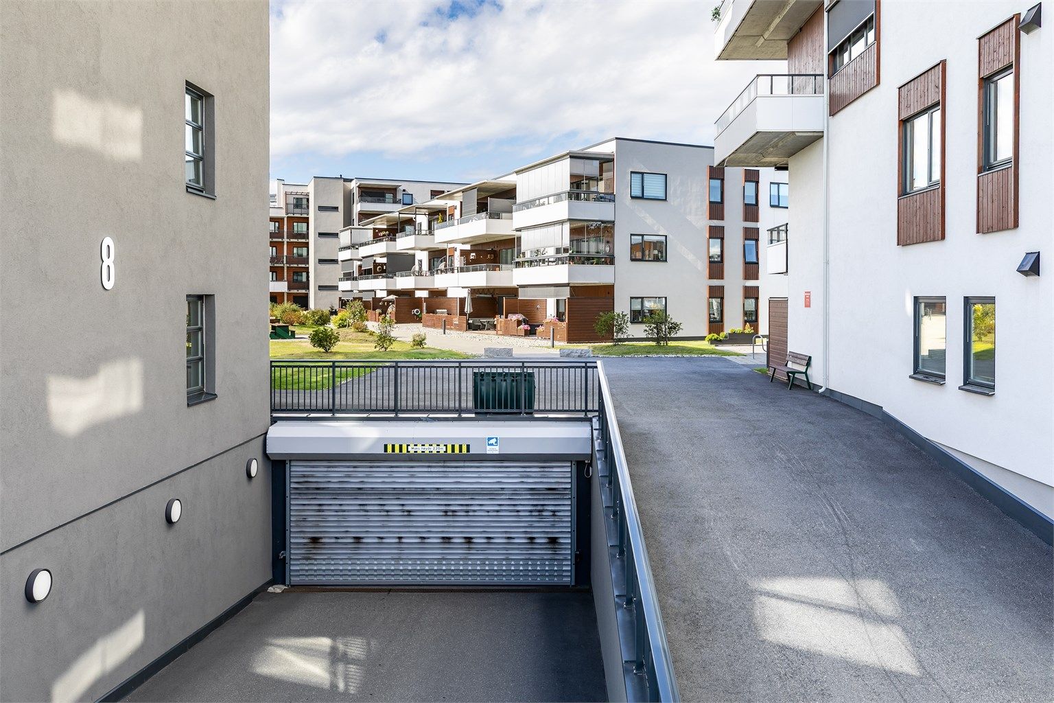 Garasjeanlegget har enkel inn- og utkjøring.