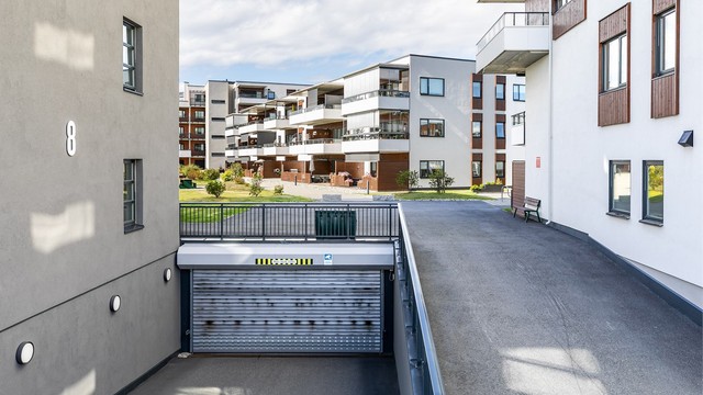Garasjeanlegget har enkel inn- og utkjøring.
