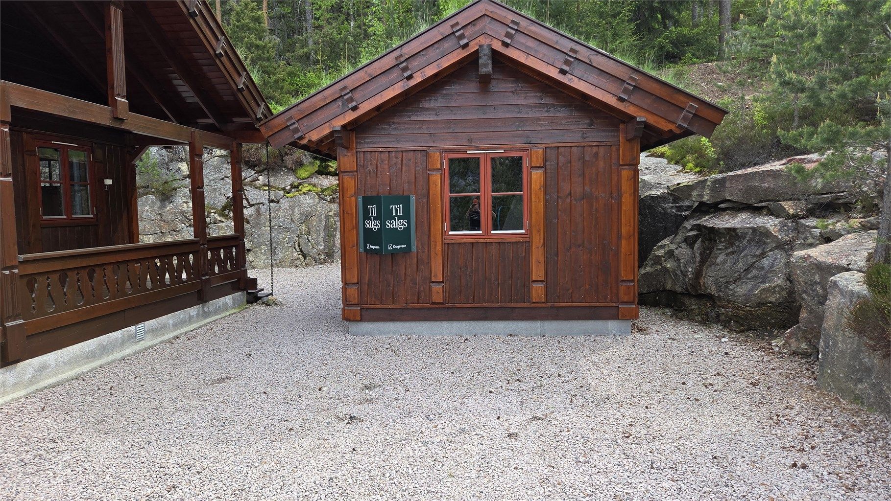 Den frittstående uteboden på 16 m² ble oppført i 2018 og gir god lagringsplass for ski, sykler og annet utstyr.