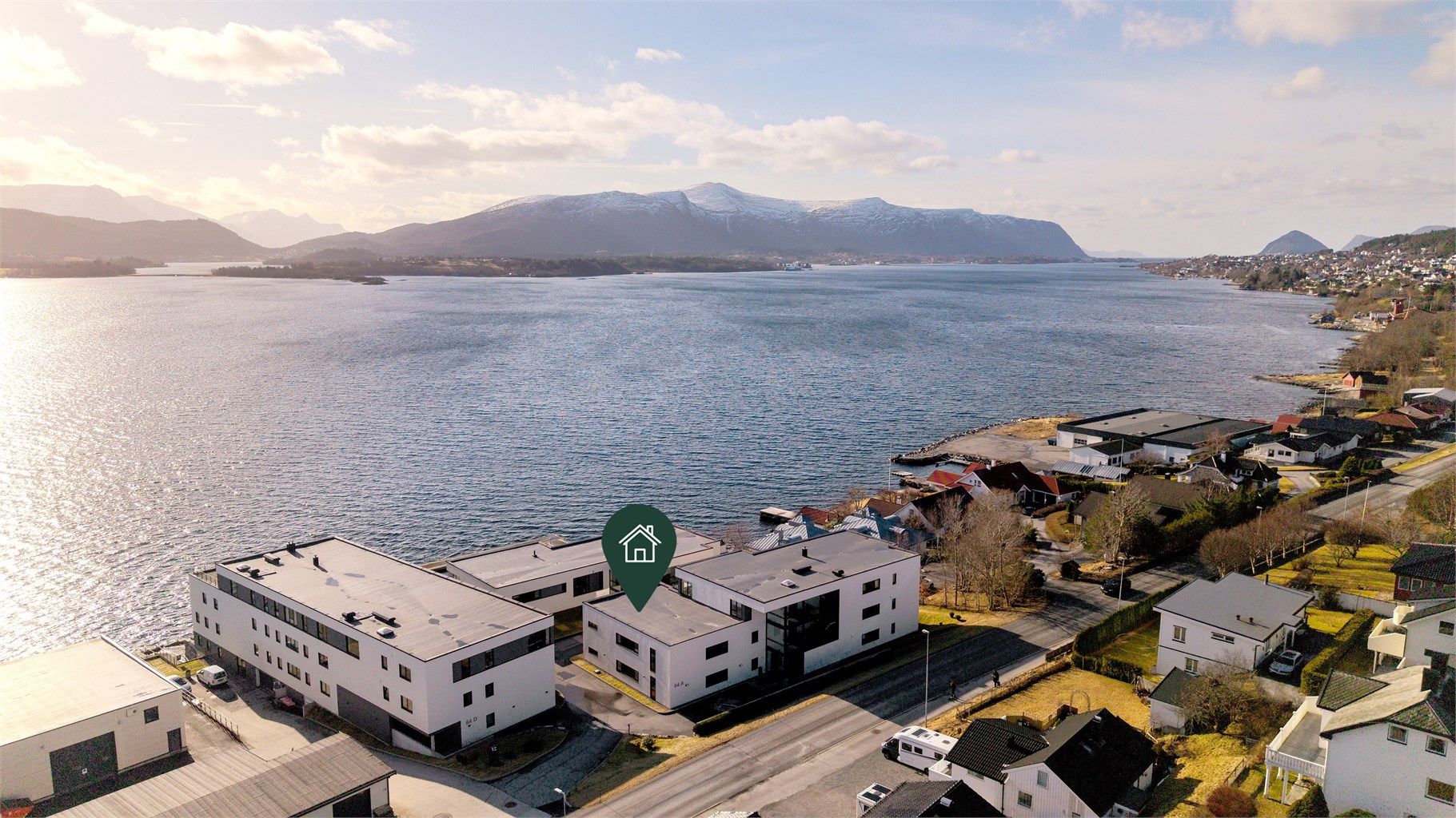 Dronebilde over sameiet som viser den sjønære beliggenheten