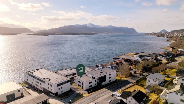 Dronebilde over sameiet som viser den sjønære beliggenheten