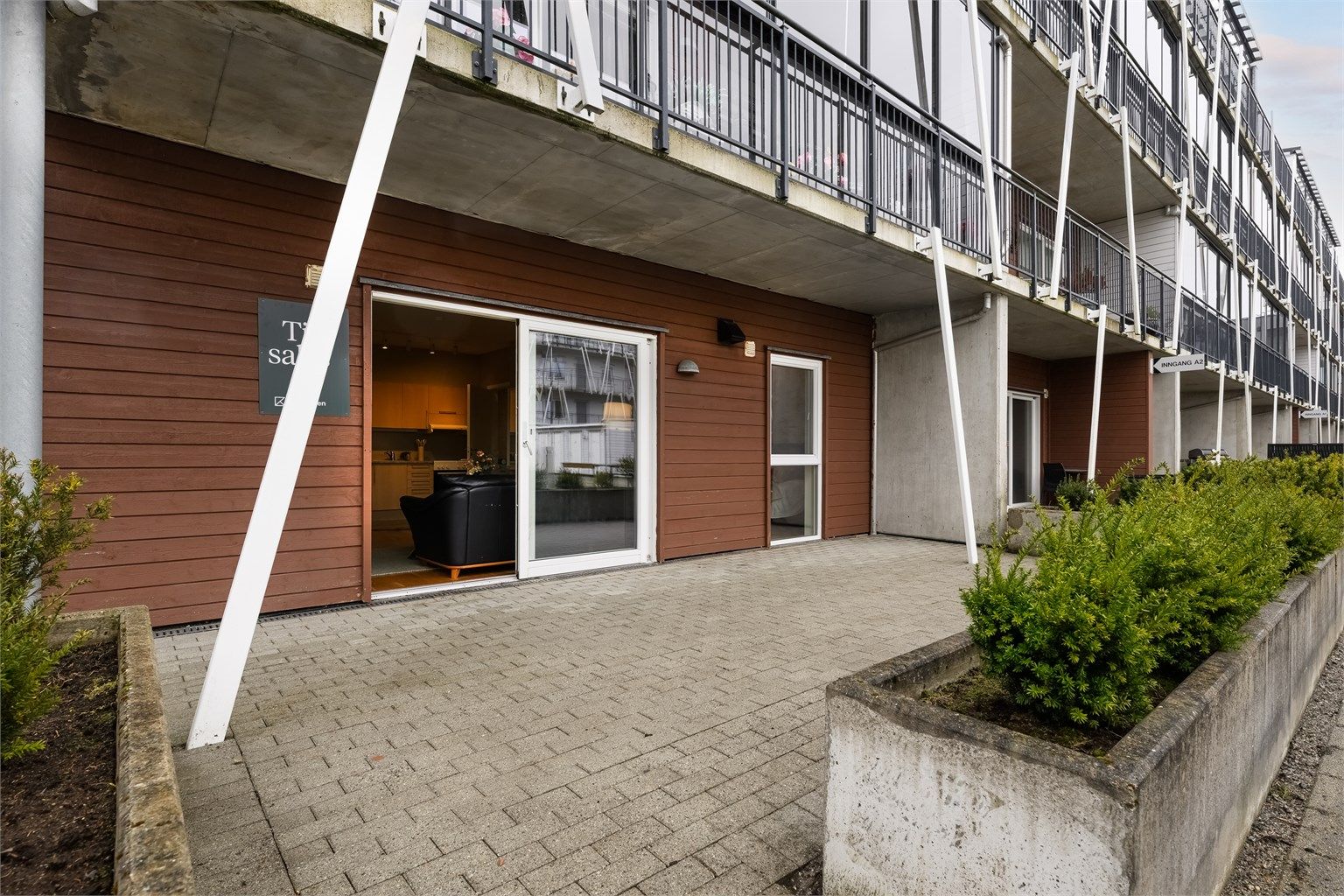 Uteplassen fungerer som en forlengelse av stuen og gir enkel tilgang til fellesarealene.