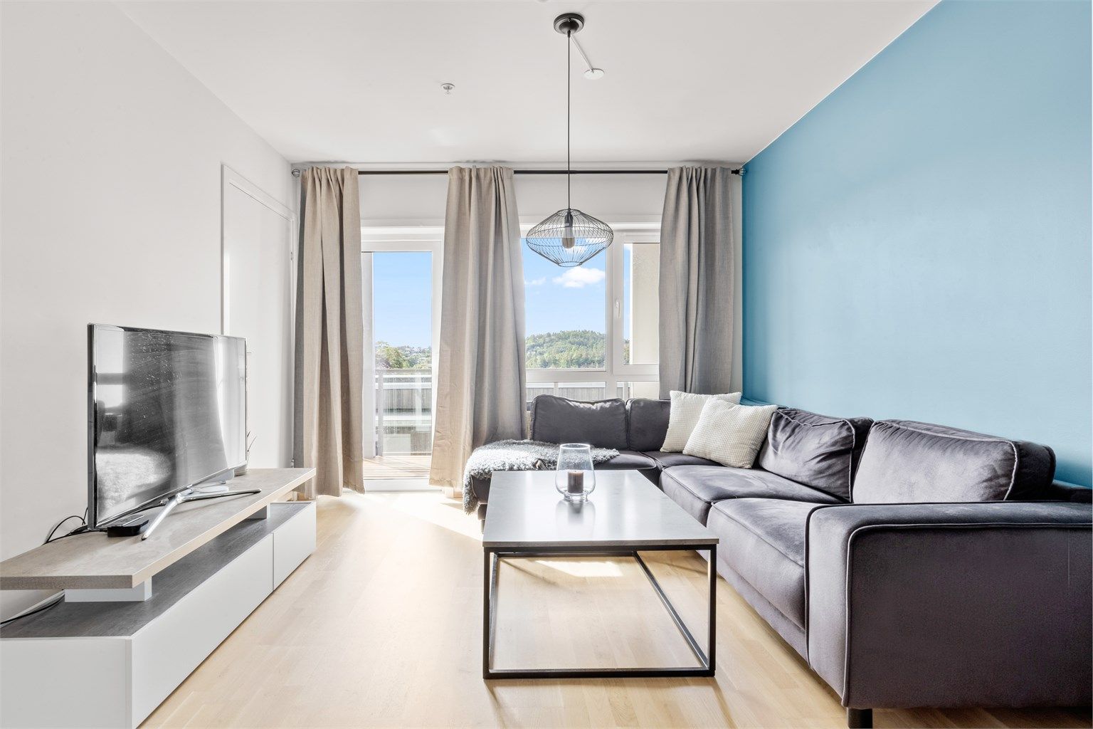 Stue med utgang til romslig og solrik balkong.