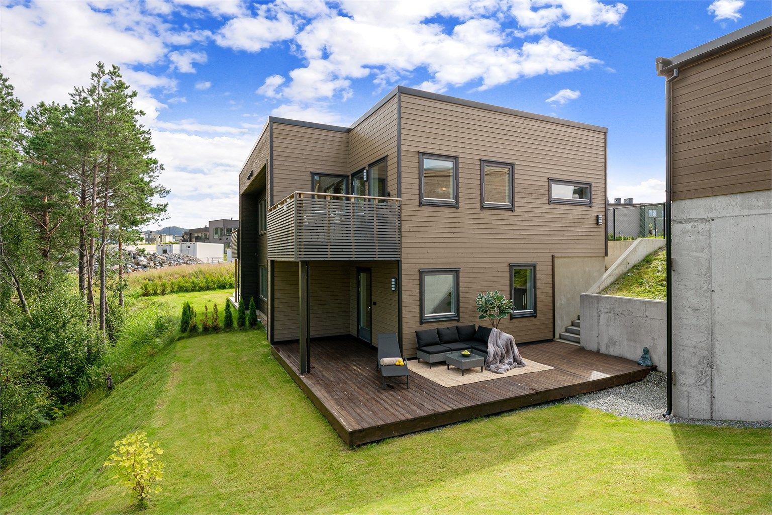 Boligen har en flott beliggenhet med gode solforhold og lite innsyn.