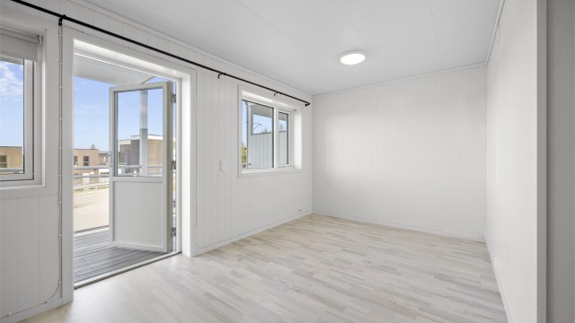 Fra stuen er det direkte utgang til en romslig balkong.