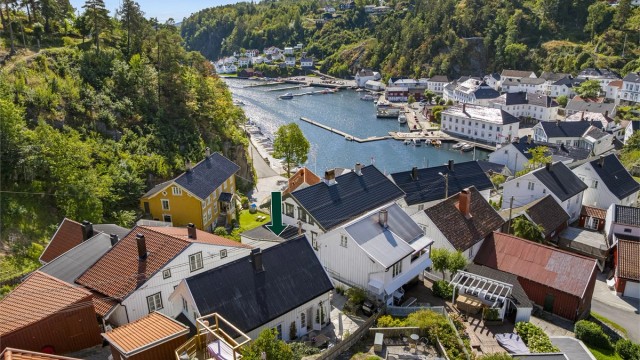 Beliggenheten er sentral og idyllisk, med gangavstand til alt Tvedestrand sentrum har å by på.