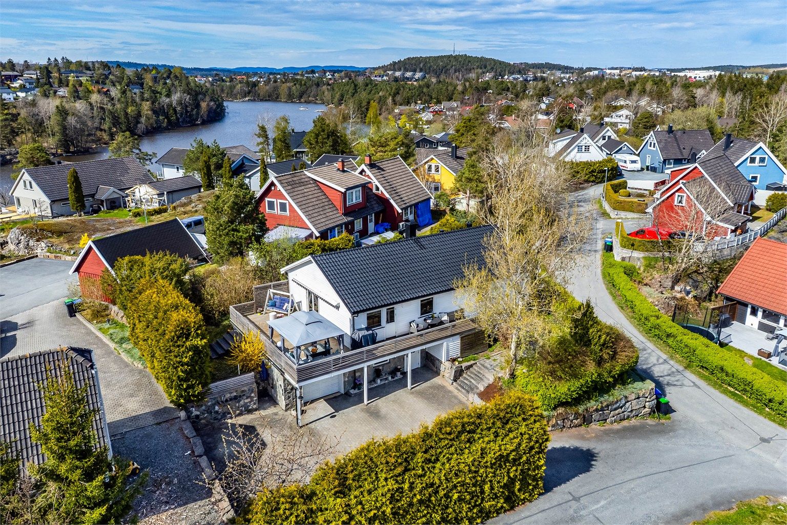 Denne eneboligen er oppført på en solfylt hjørnetomt, midt på det tilbaketrukne og meget familievennlige boligområdet Hanan - rett utenfor sentrum av Moss.