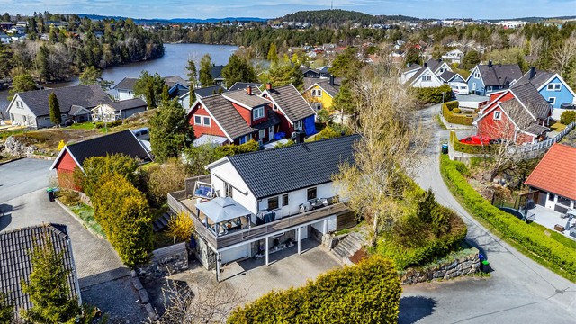 Denne eneboligen er oppført på en solfylt hjørnetomt, midt på det tilbaketrukne og meget familievennlige boligområdet Hanan - rett utenfor sentrum av Moss.