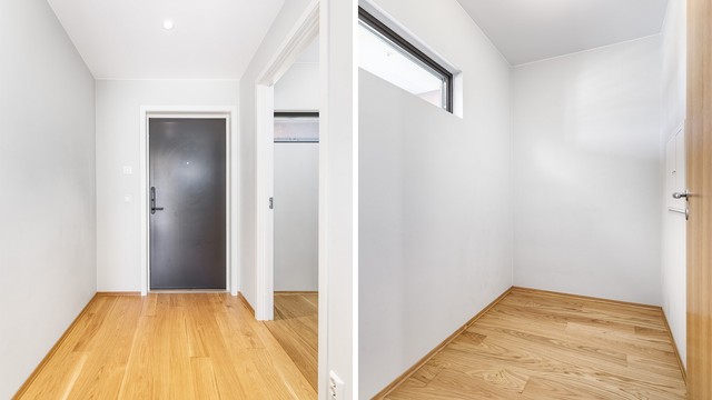 I entreen er det plass til kommode, skap eller skyvedørsgarderobe. Mer oppbevaringsplass er det i den tilstøtende boden på over 3 kvm.