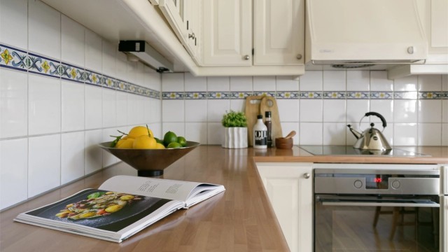 Kjøkkenet har profilerte fronter på skap og skuffer, og laminat benkeplate