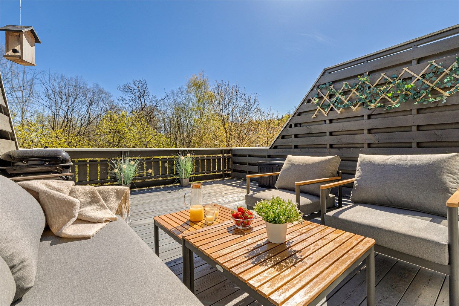 Rekkehuset har en usjenert og koselig terrasse med fin plass