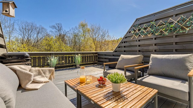 Rekkehuset har en usjenert og koselig terrasse med fin plass