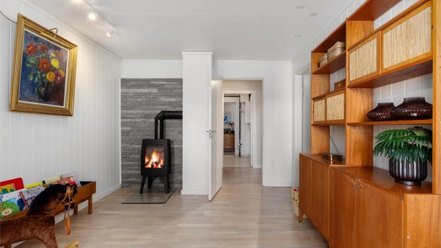 Fin kjellerstue med peis. Kjellerstuen er på byggetegninger omtalt som soverom, og kan benyttes som soverom 6 ved behov.