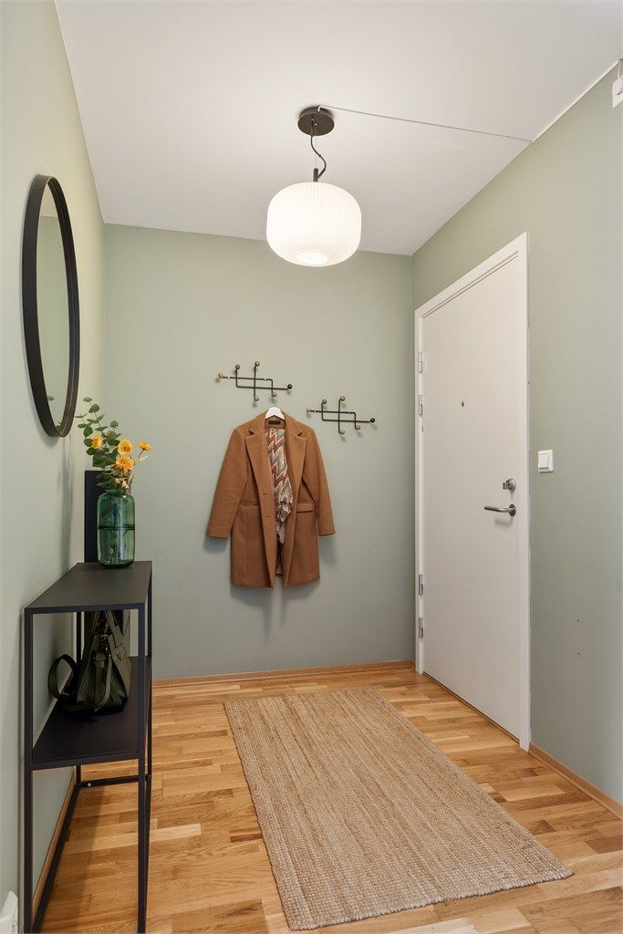 Entré med plass til knagger/skohylle