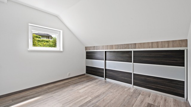 Soverom 2. etasje med garderobeplass