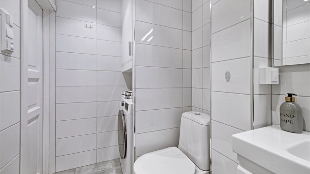 Bad - baderomsinnredning (servant med underskap og speil) - toalett - dusjhjørne - opplegg til vaskemaskin