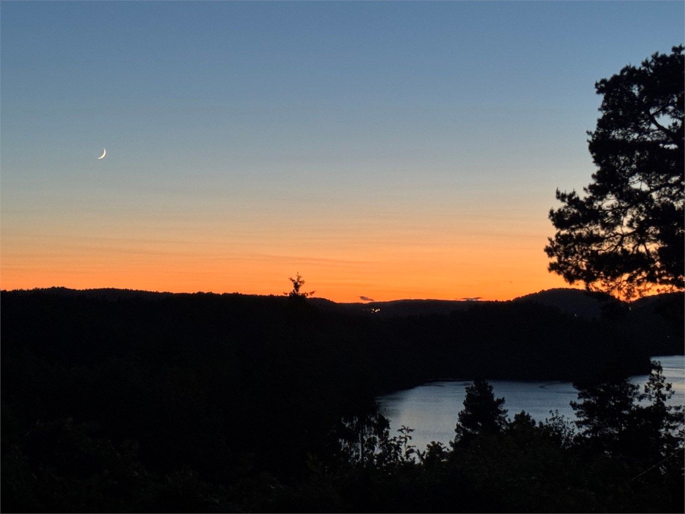 Kveldsstemning på Tverrdalsøya.