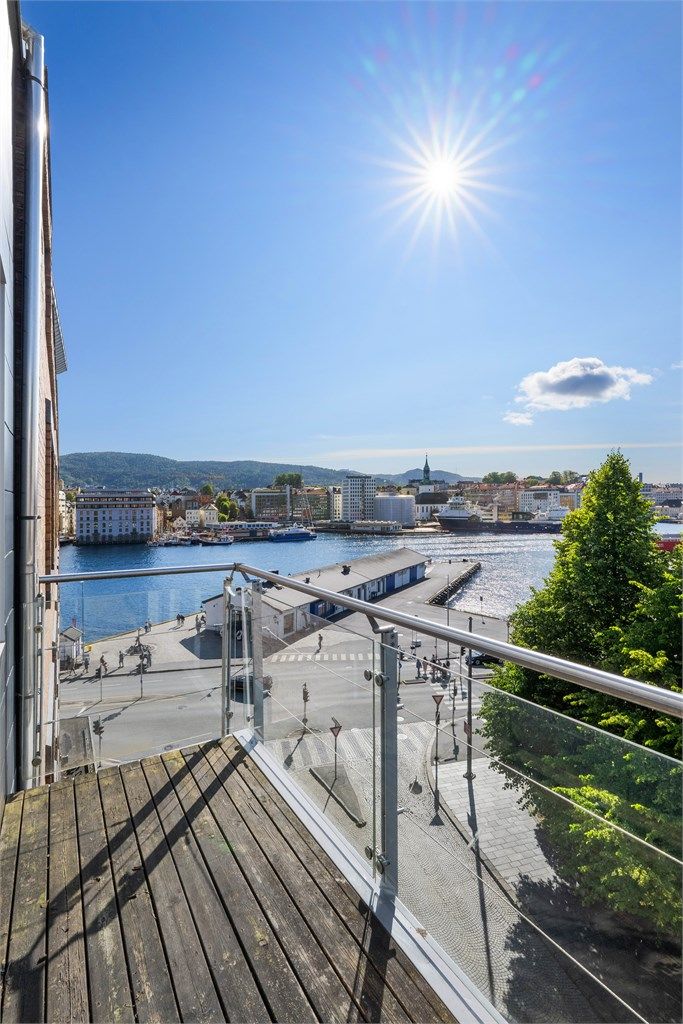 Fra balkongen er det nydelig utsikt over vågen, og sol til sent på kveld. 