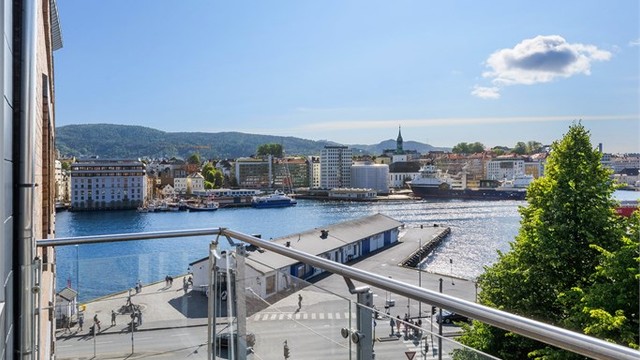 Fra balkongen er det nydelig utsikt over vågen, og sol til sent på kveld.