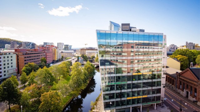 Mot sørøst fra takterrassen har du utsikt mot Bjørvika og Barcode.