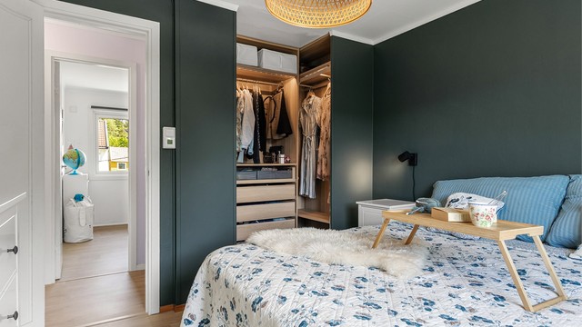 Boligen har tre soverom. Hovedsoverommet har plass til dobbeltseng med nattbord på hver side.