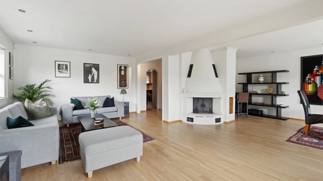Stor stue med god plass til både sofagruppe og spisebord.