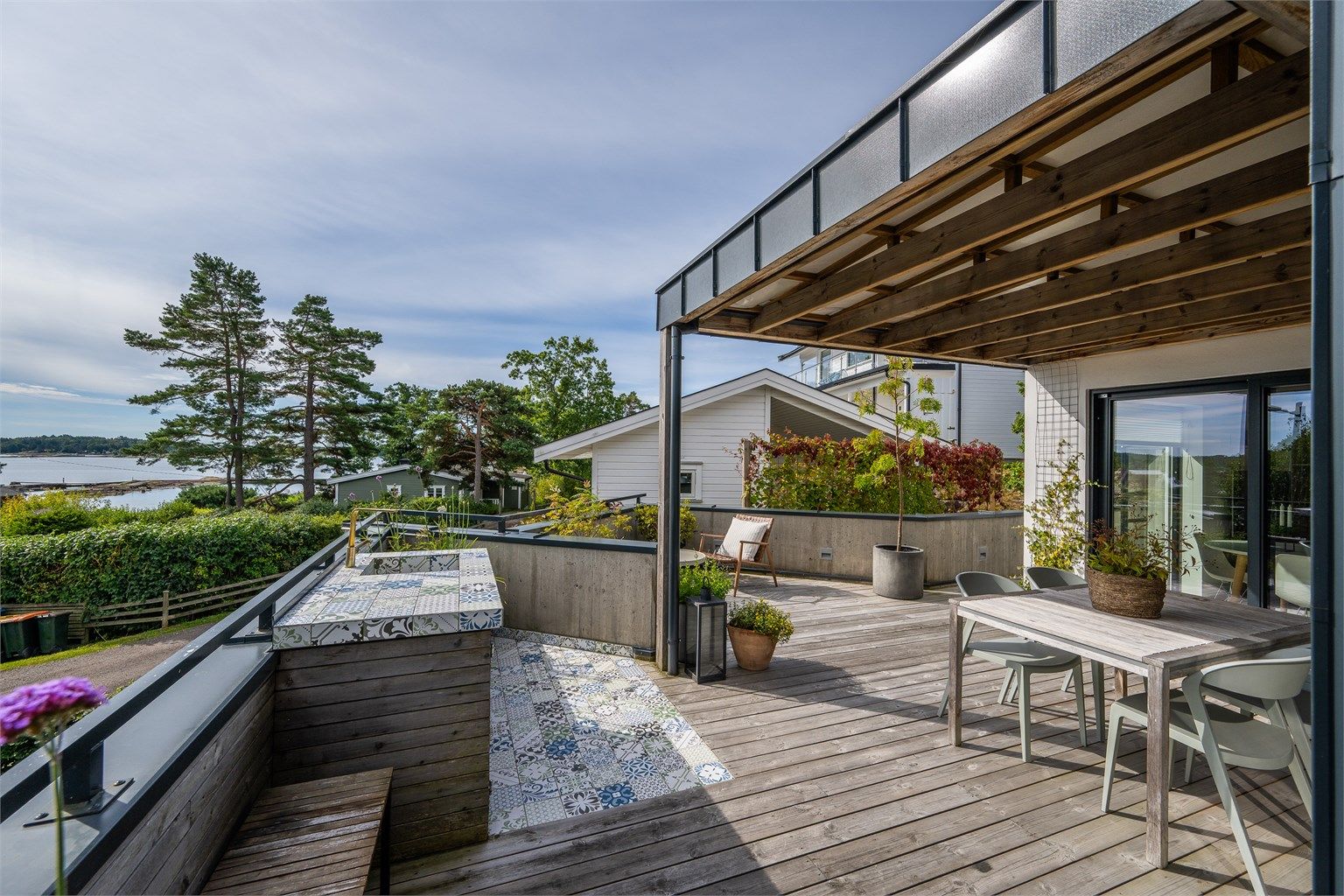 En deilig terrasse blir som en forlengelse av stuen/spisestuen på sommerstid
