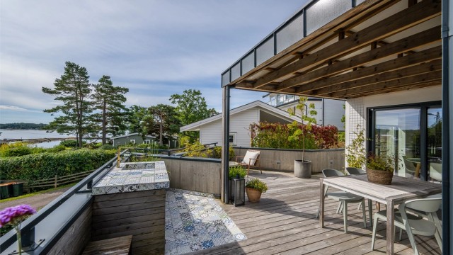 En deilig terrasse blir som en forlengelse av stuen/spisestuen på sommerstid