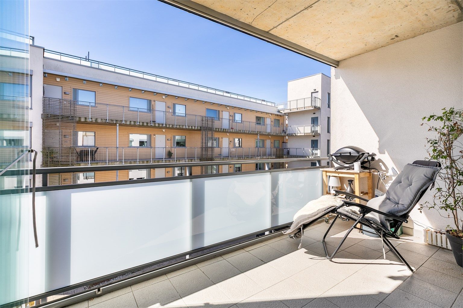 Leiligheten er gjennomgående i tredje etasje, med veranda orientert i sørvestlig retning. Fotograf; Børge Oppegård.