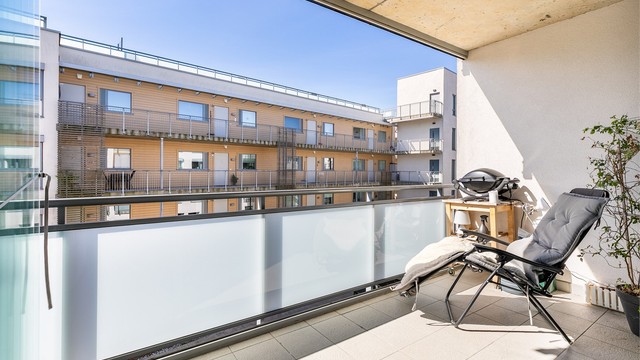 Leiligheten er gjennomgående i tredje etasje, med veranda orientert i sørvestlig retning. Fotograf; Børge Oppegård.
