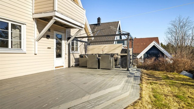 Fra stuen er det utgang til en romslig terrasse på 45 kvm, som strekker seg rundt to sider av boligen.