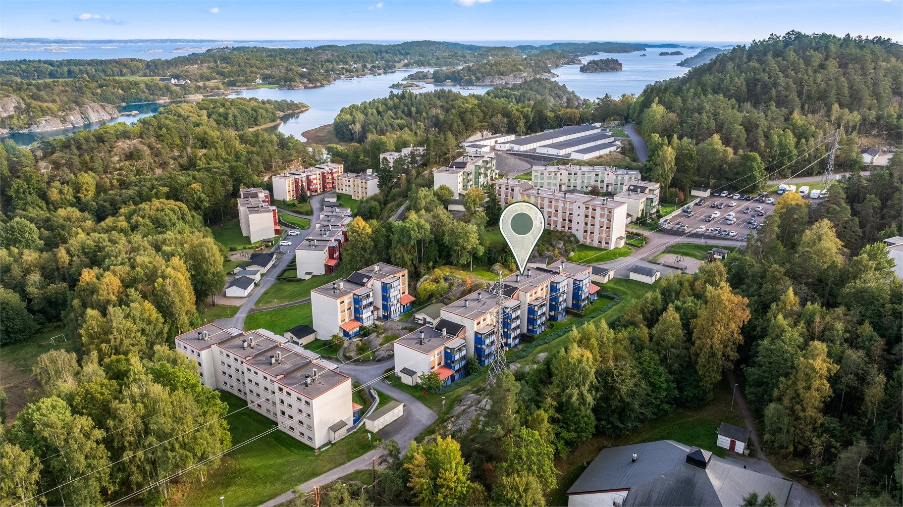 Nærområdet byr på naturskjønne turområder i skog og mark samt nærhet til sjøen.