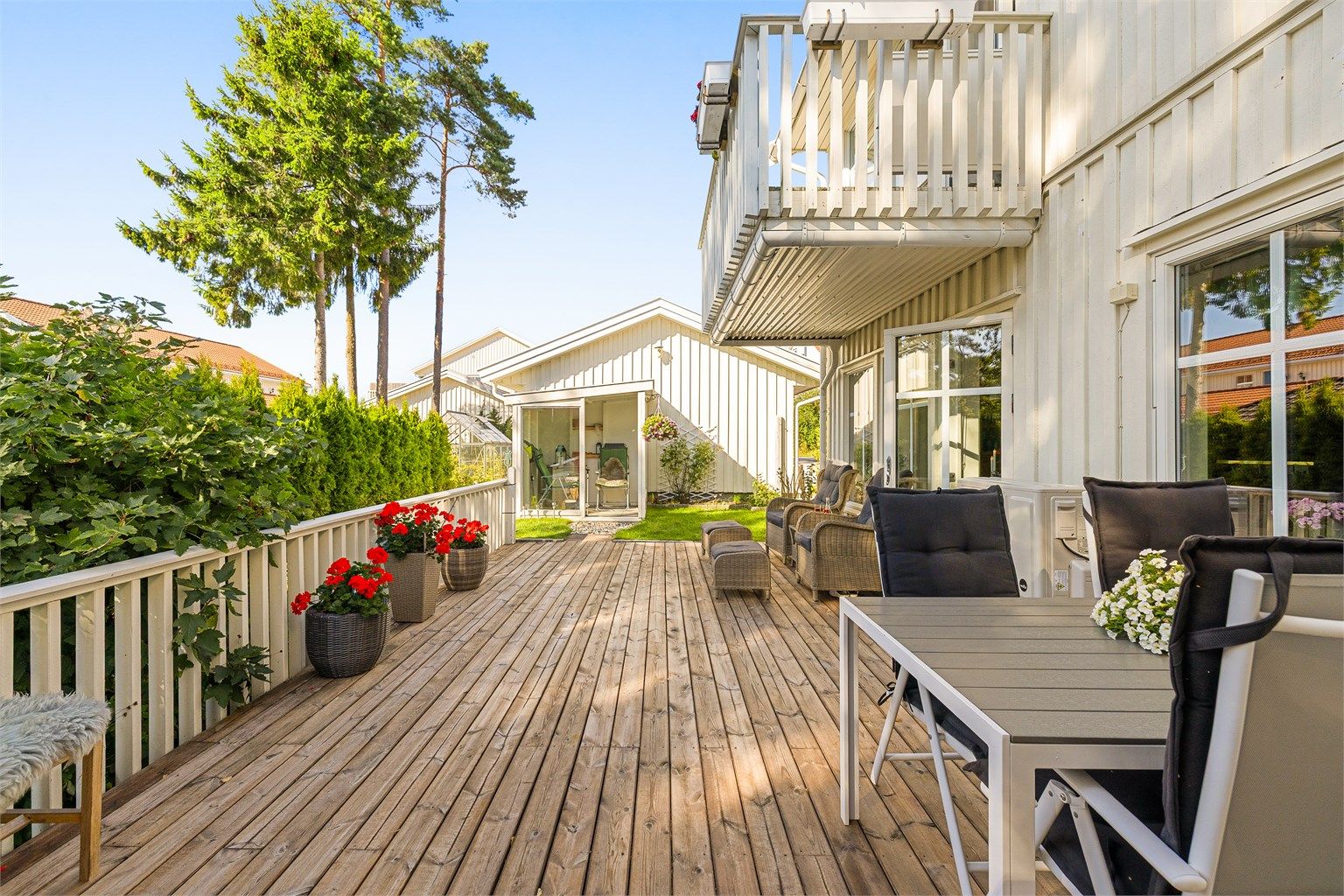 Med leilighetens plassering i første etasje følger fordelen av store tilknyttede utearealer, inkludert terrasse på over 30 kvm.