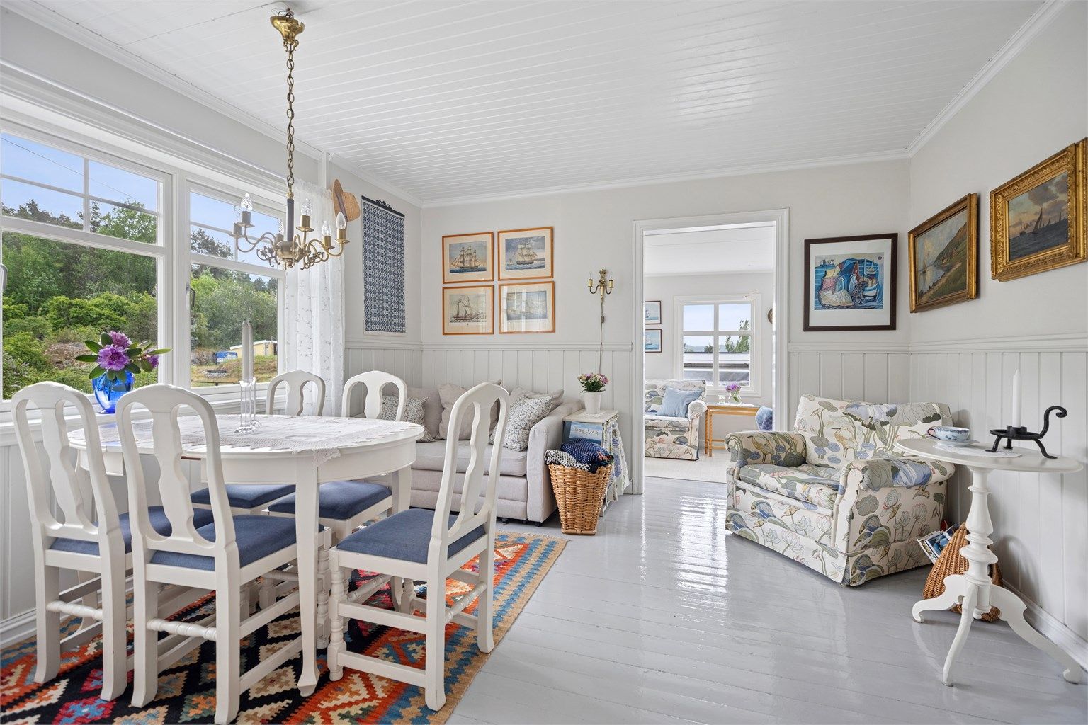 Stuen er innredet med plass til både sofagruppe og spisebord