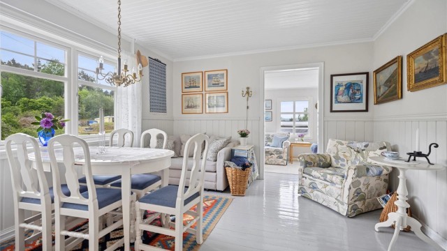 Stuen er innredet med plass til både sofagruppe og spisebord