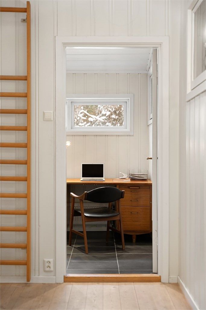 Boligen har et dedikert kontor/soverom med flislagt gulv, perfekt for hjemmearbeid.