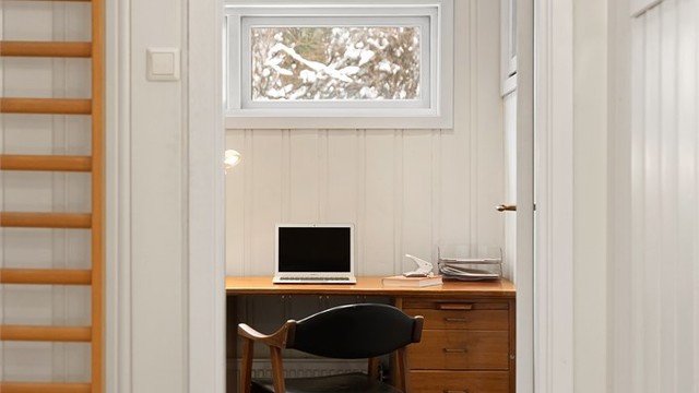 Boligen har et dedikert kontor/soverom med flislagt gulv, perfekt for hjemmearbeid.