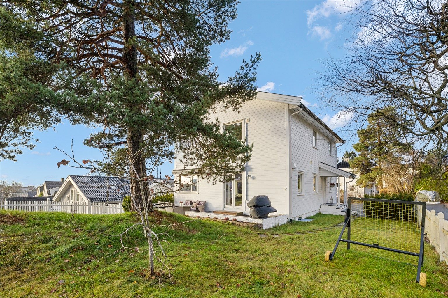 Velkommen til Kaptein Oppegaards vei 45A - Meget pen og solrik enebolig | Påbygget i 2014 | 5 sov. | Tilbaketrukket på en høyde
