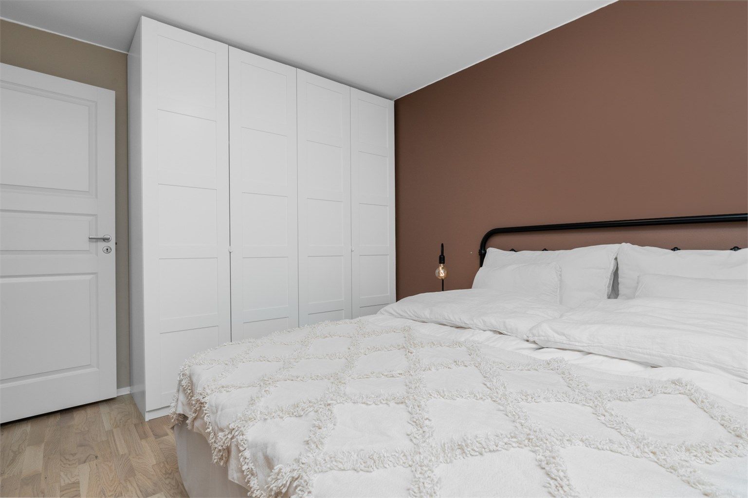 Her har man også plass til et stort garderobeskap.