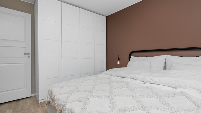 Her har man også plass til et stort garderobeskap.