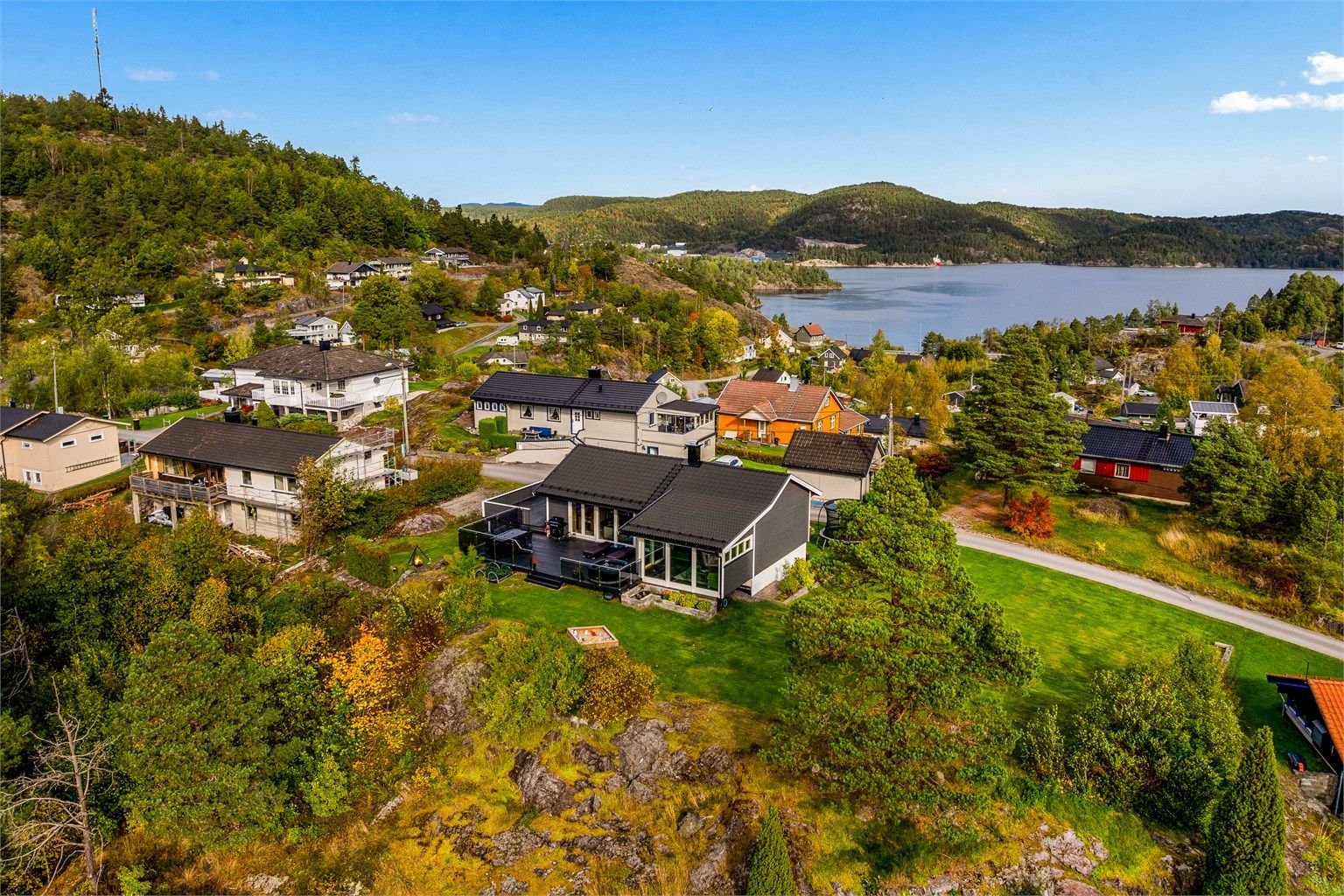 Fra boligen er det også utsikt til sjøen.