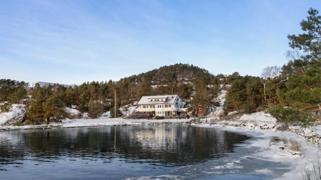 Eiendommen har en skjermet beliggenhet med god avstand til naboer.