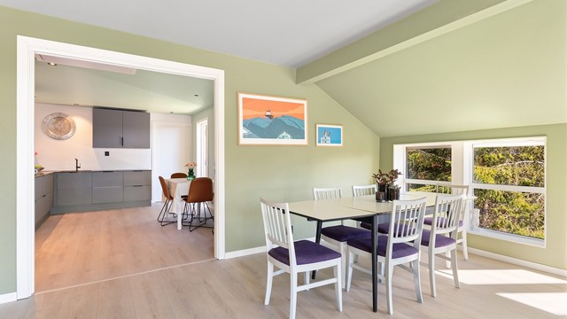 Fra spisestuen er det en åpen løsning mot kjøkkenet, noe som skaper en sosial og luftig atmosfære.