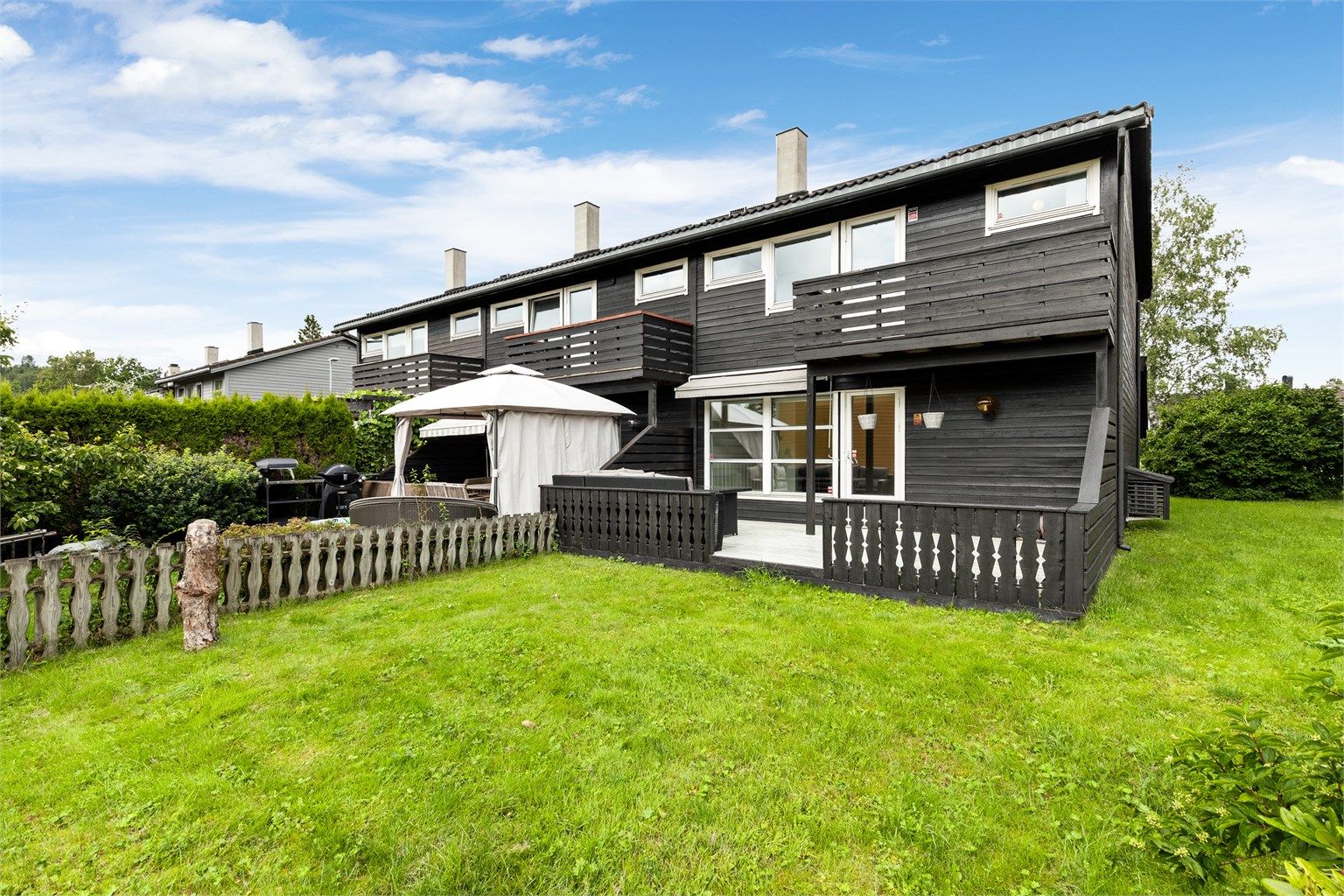 Her får du et romslig enderekkehus med gode møbleringsmuligheter og 3 soverom – perfekt for familien! Boligen ligger i et meget barnevennlig og rolig nabolag, med kort vei til Asker sentrum, skoler og barnehager.