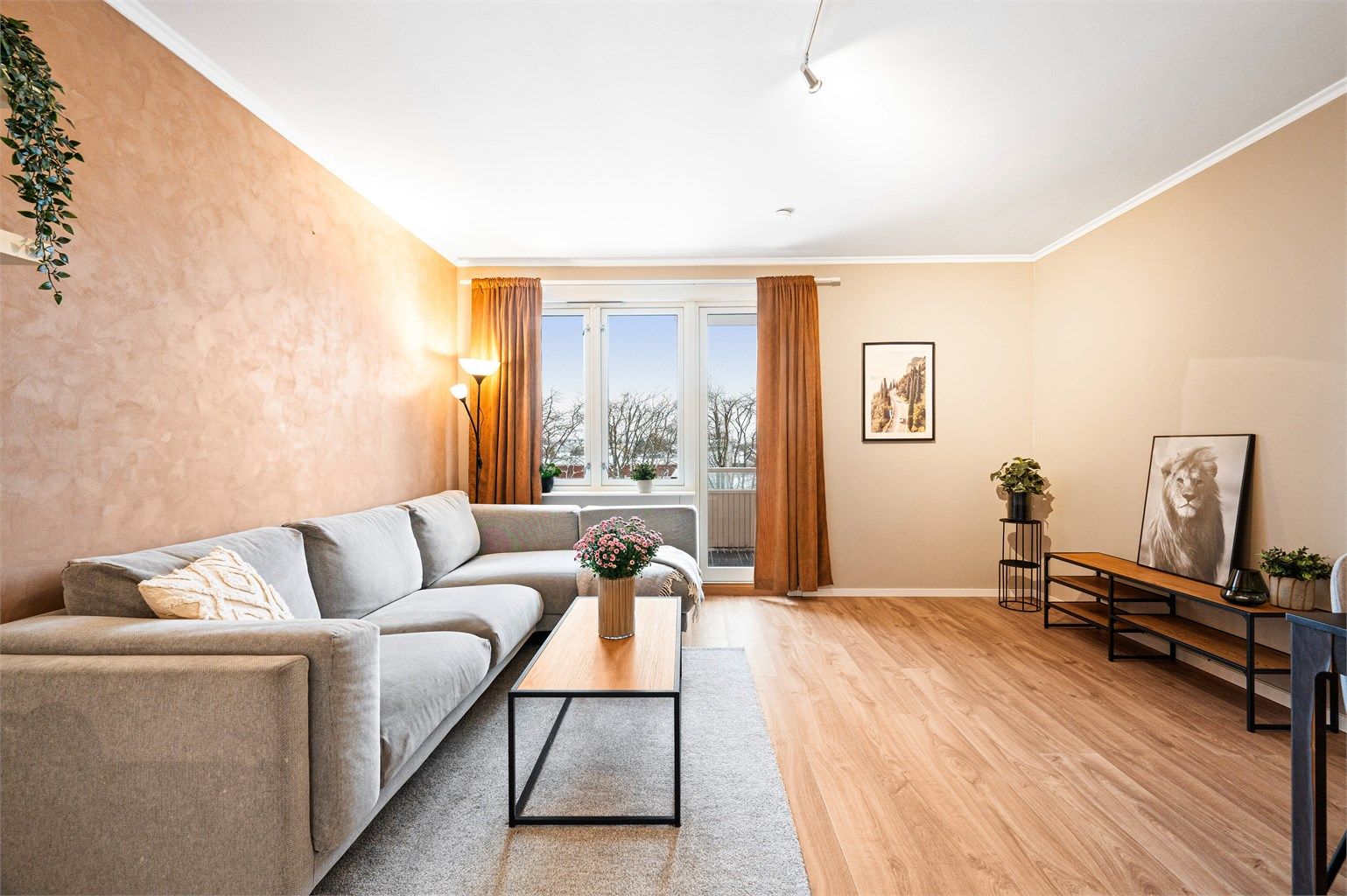 Vinduer med 3-lags isolerglass fra 2018 sikrer godt med dagslys og er energieffektive.